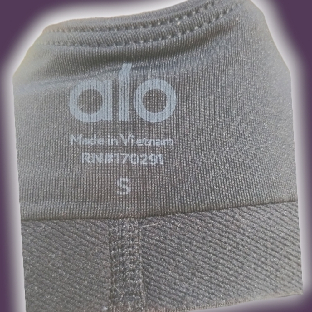 ALO Yoga Airbrush Heart Throb Sports Bra Blk/Wht Sz.Sml - Picture 4 of 5